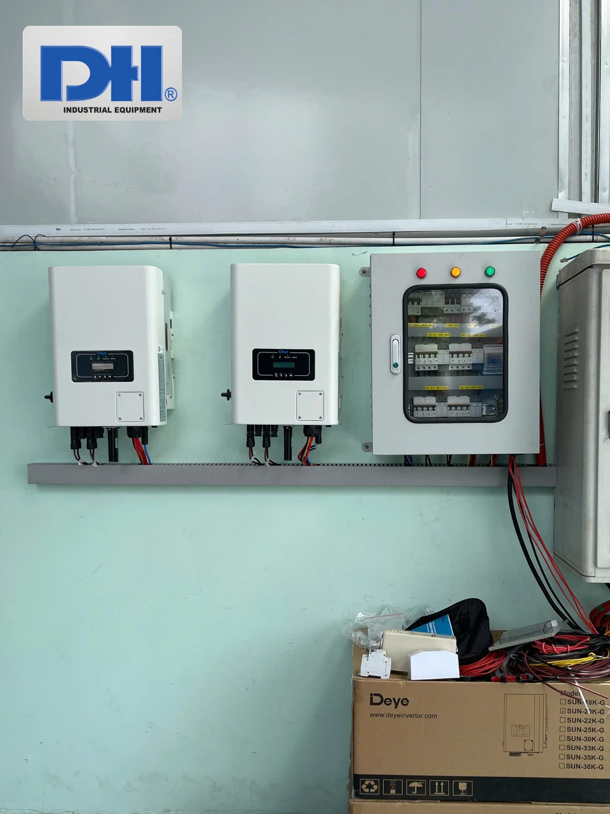 Hình ảnh thực tế lắp đặt biến tần hòa lưới 20kW 3 pha và tủ điện Hình ảnh thực tế lắp đặt biến tần hòa lưới 20kW 3 pha và tủ điện